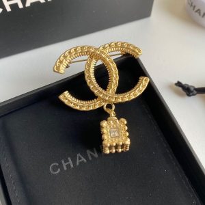 Replica Designer Chanel Simple Letter Brooch