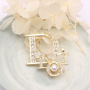 Replica Designer Dior Creative Rhinestone Letter Imitation Pearl Brooch