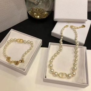 Replica Designer Dior Simple CD Imitation Pearl Clavicle Chain