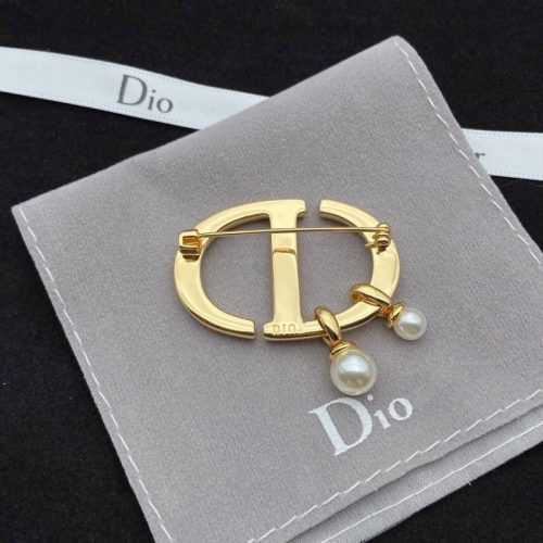 Replica Designer Dior Simple Metal Letter Imitation Pearl Brooch