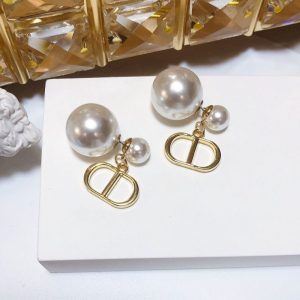 Replica Designer Dior Vintage Imitation Pearl Letter Earrings