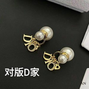 Replica Designer Dior Vintage Letter Imitation Pearl Stud Earrings