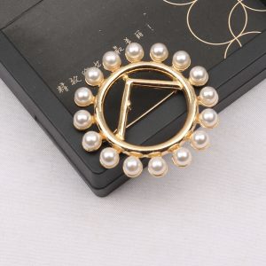 Replica Designer FENDI Women Letter F Sweater Cardigan Anti-Glare Chest Buckle Inlaid Pearl Suit Brooch