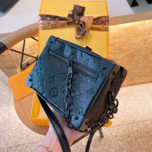 Replica Designer Louis Vuitton Fashion Solid Color Embossed Chain Square Bag