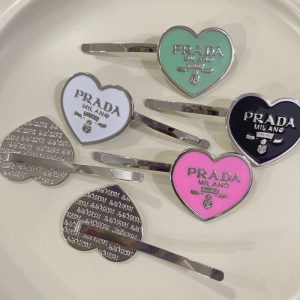 Replica Designer Prada Simple Peach Heart Side Clip Metal Retro Letter Hairpin