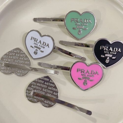 Replica Designer Prada Simple Peach Heart Side Clip Metal Retro Letter Hairpin